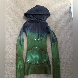 BLOSSOMING BUMBLE XXS HOODIE
BLUE TO GREEN OMBRE